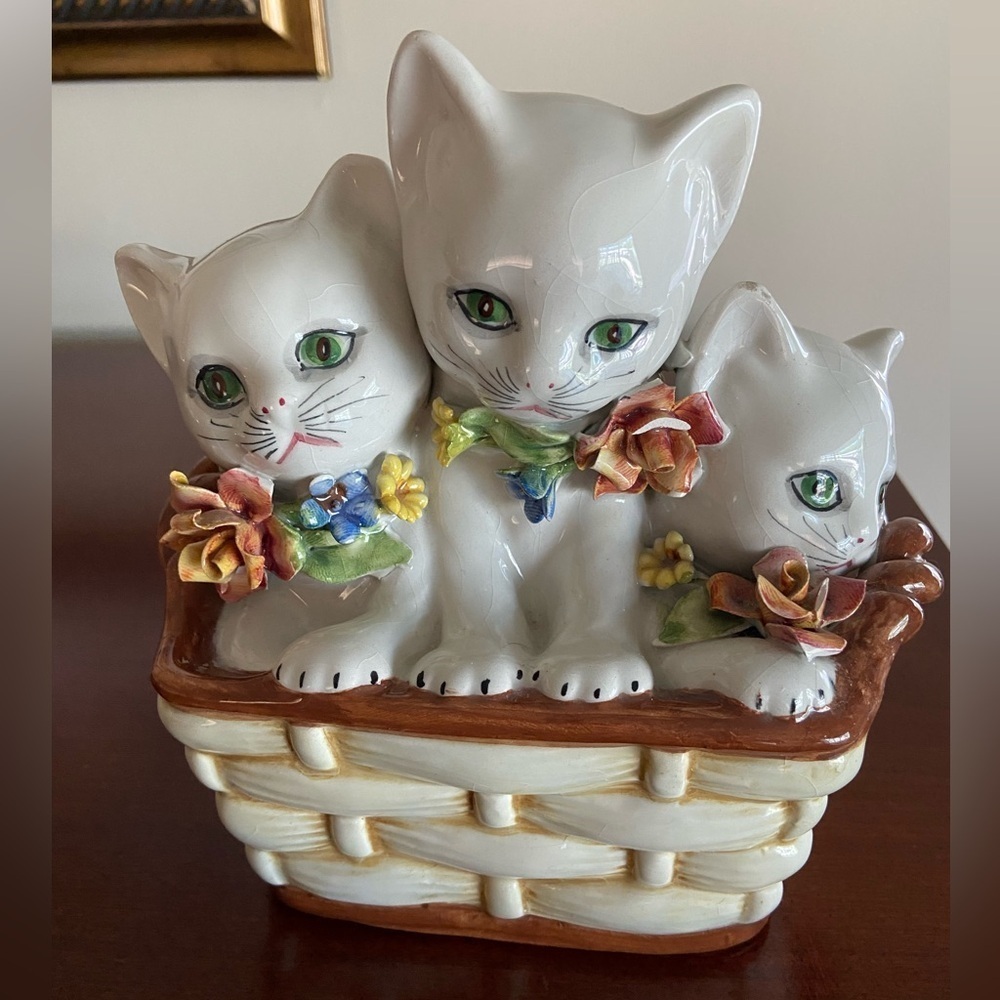 Vintage White Kittens Cats in Basket w/ Flower Collars Money Bank Made in Italy - Picture 2 of 13